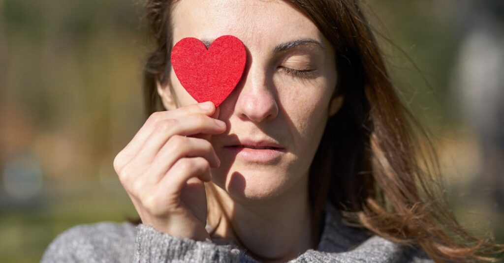 やわらかな光の中で自分の心をそっと抱きしめる女性。傷ついた自分を責めないとき、癒しが始まる。