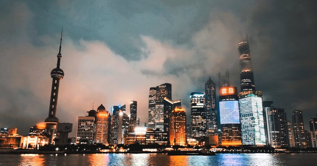 薬屋のひとりごとの猫猫が薬を調合する静かなシーン、知性と静けさを感じるイメージ