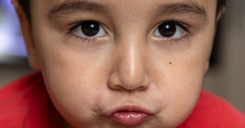 強気な表情の裏にやさしさが見えるアニメのシーン