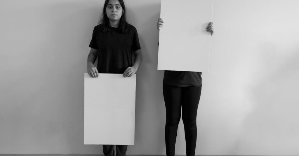 ラムとレムの陰と陽のような対比が伝わるアニメ風イメージ