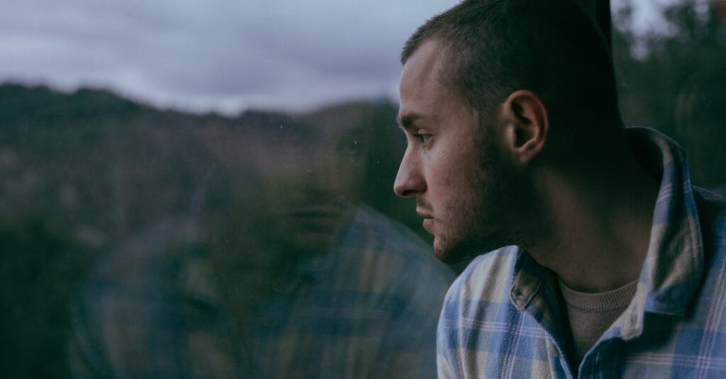 やわらかな光の中で静かに観察する女性。理性と孤独を抱えながら、真実を見つめ続けている。