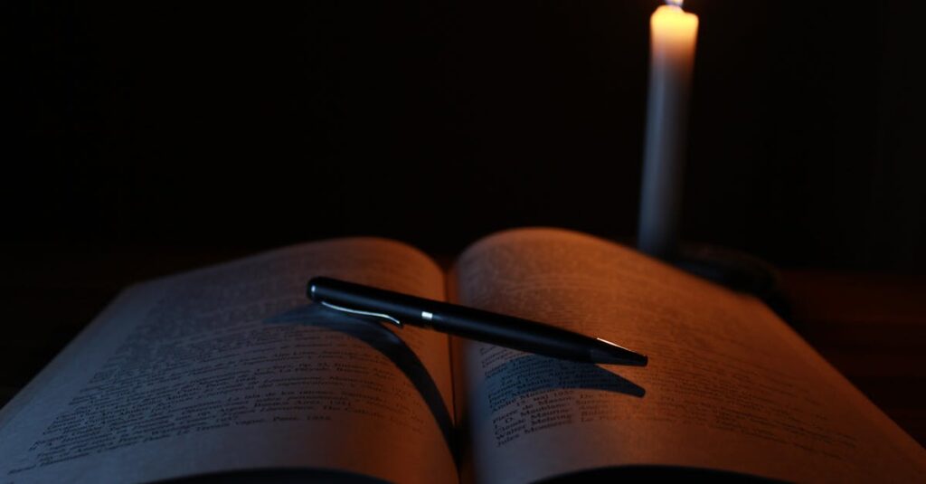 静かな灯りの中で手紙を書くやわらかなイメージ