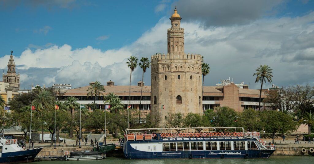 薬屋のひとりごとの猫猫が静かに観察しているシーン、理性と孤独を感じる雰囲気