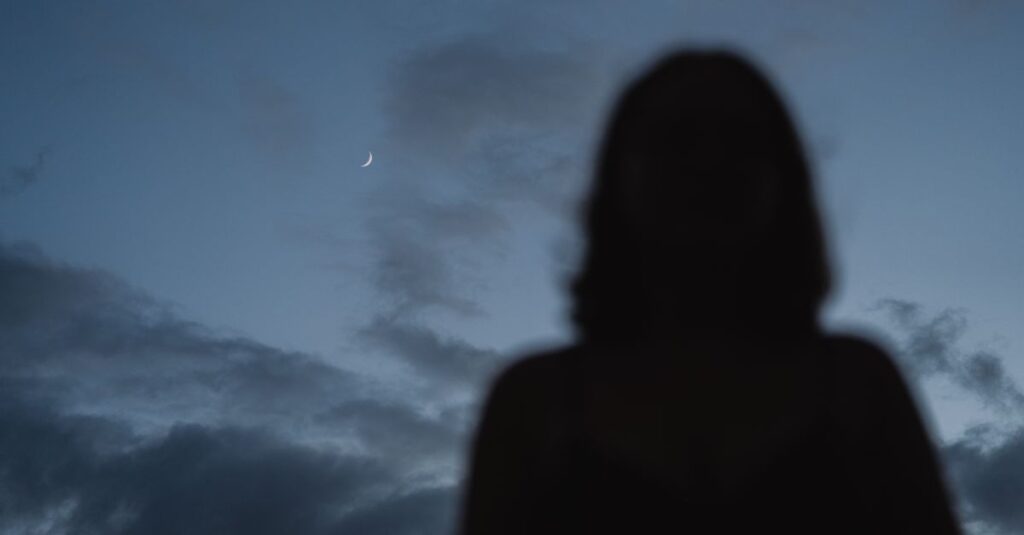夜空の月をそっと見上げる女性。月星座は、理屈じゃない心の部分をやさしく教えてくれる。