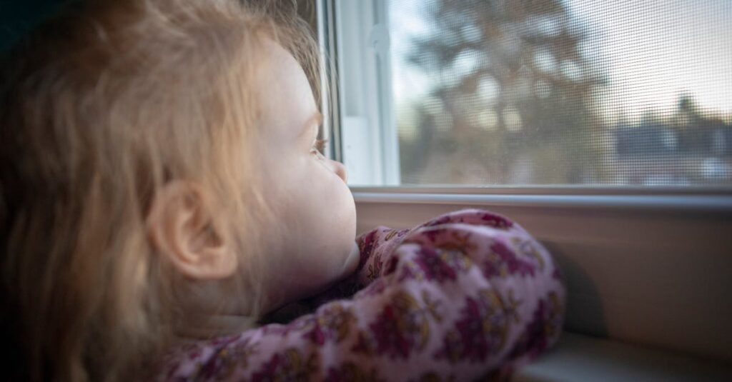 静かな夜にひとり佇むアニメキャラのイメージ