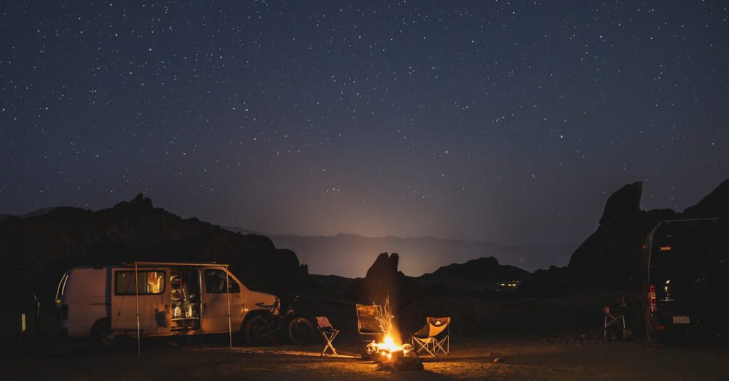 焚き火と夜空のやわらかなキャンプシーンのイメージ