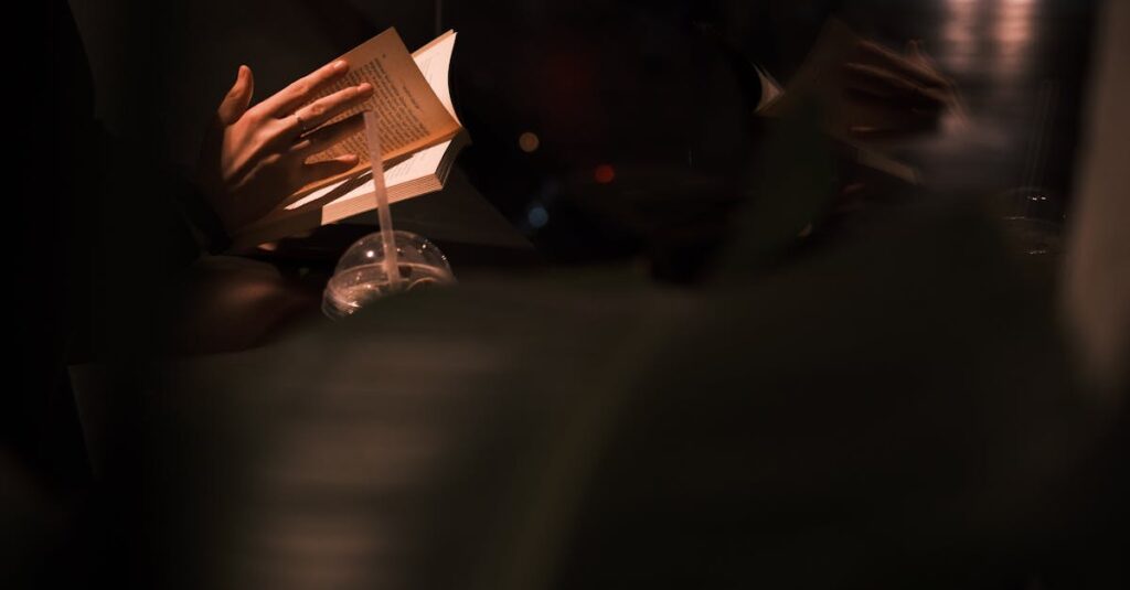 自分の内側をやさしく見つめるイメージ