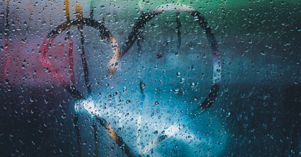 雨の夜に静かに感情と向き合う人。水の星座の月は、感情の深さに共鳴する物語に癒される。