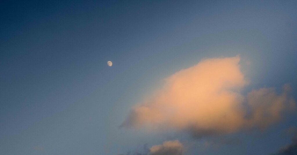 同じ空に静かに共存する太陽と月。互いを感じながら、世界を回している。