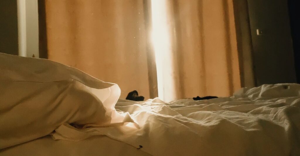 やわらかな光の中でただ静かに休む女の子。何もしない時間が、そっと肯定されている。