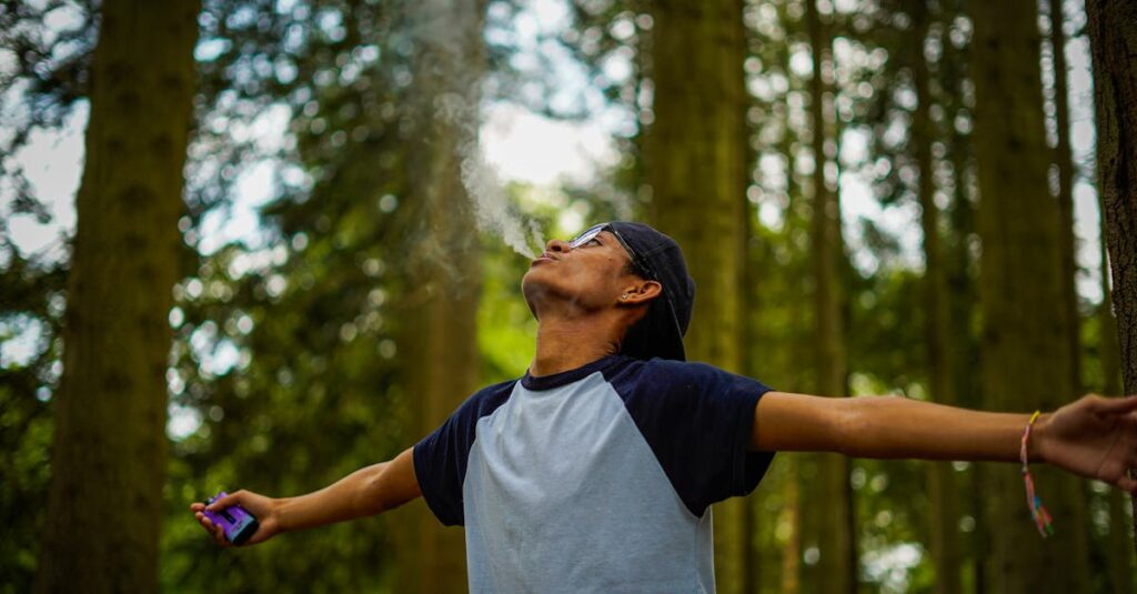 木漏れ日の中で深呼吸をする女性。心を落ち着け、今に戻る静かな瞬間。