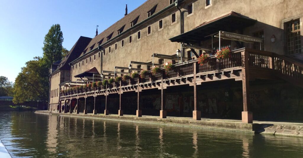 穏やかな水辺の街を描くやさしいアニメのイメージ