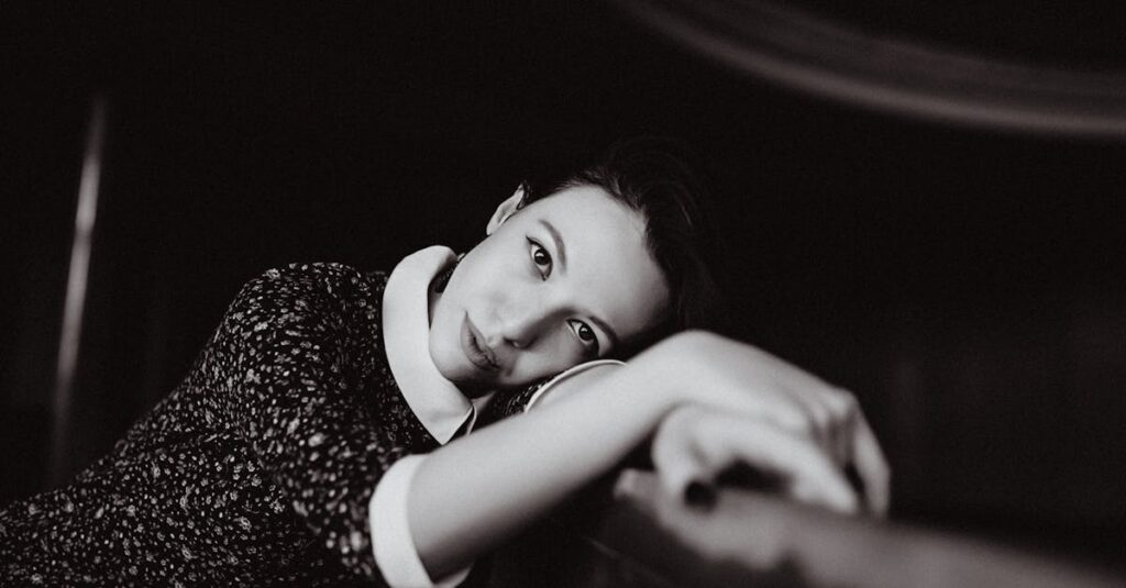 陰と陽のエネルギーを象徴するようなアニメ風シーンのイメージ