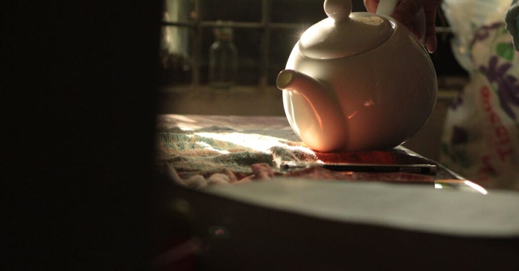 午後の光の中でおやつを食べる女の子。何気ない日常の一コマが、心をやさしく包む。