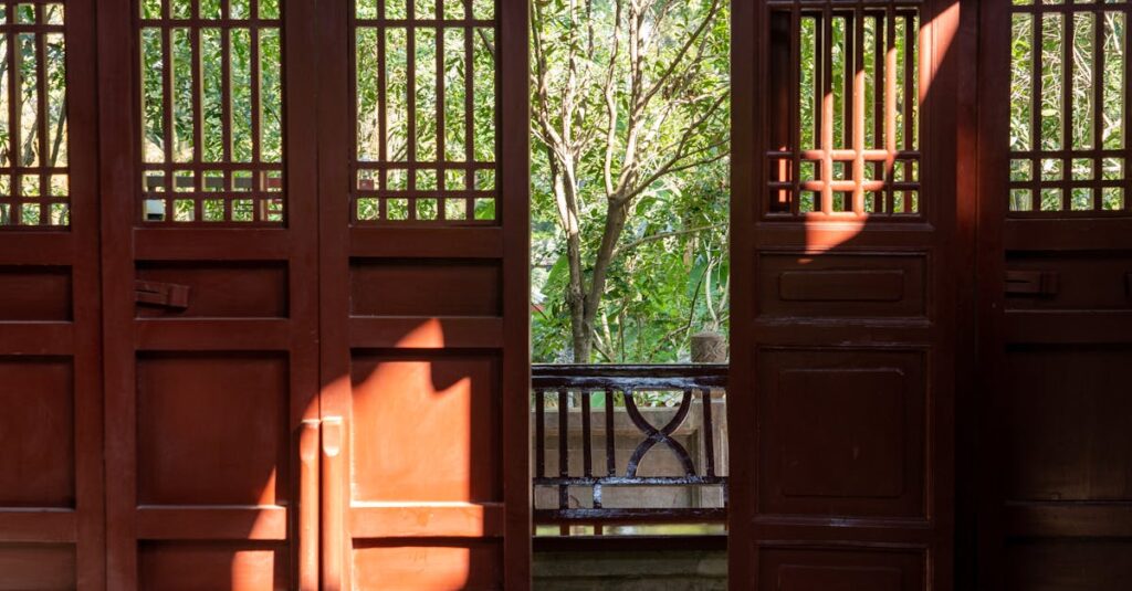 壬氏が太陽の光に照らされて微笑むシーン、自己受容とあたたかさの象徴