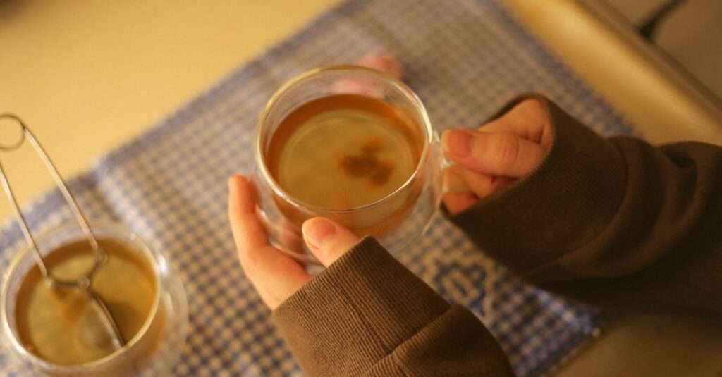 あたたかいお茶を両手で包む朝の時間。小さな自分へのいたわりが、一日の土台になる。