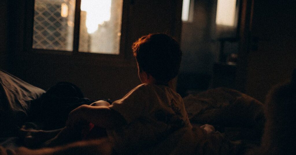 やわらかな光の中でただ静かに休む女の子。何もしない時間が、そっと肯定されている。