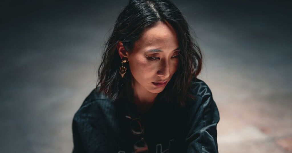 やわらかな光の中でひとり佇む女性。強さの鎧の奥に、誰かの期待を背負い続けてきた心がある。