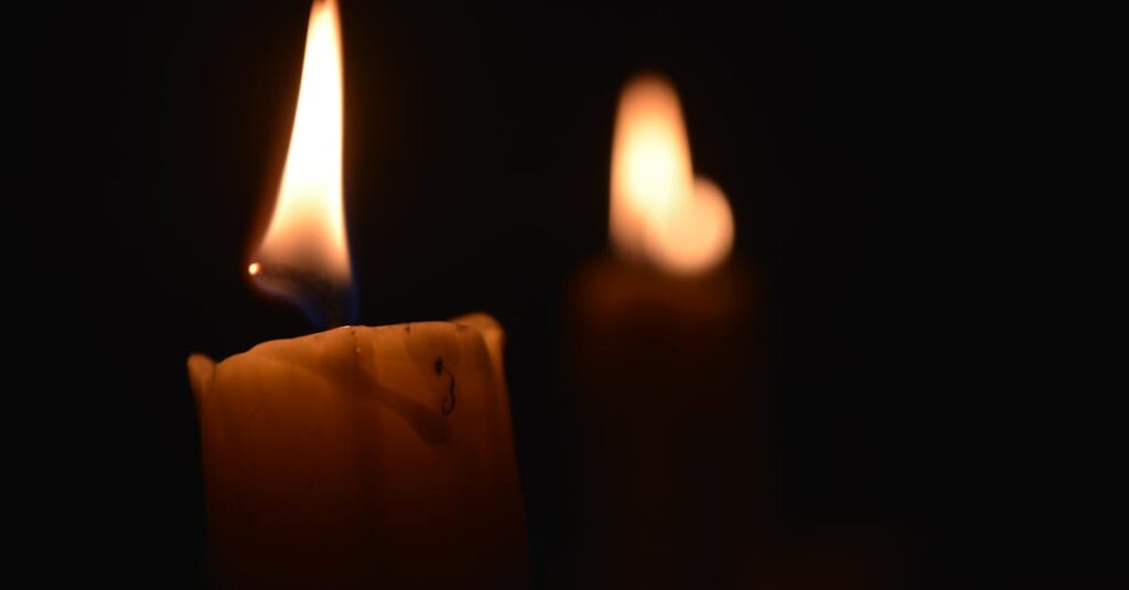 夜の静かな部屋で灯りのそばに座る女性。思考をやさしく見つめる穏やかな雰囲気。