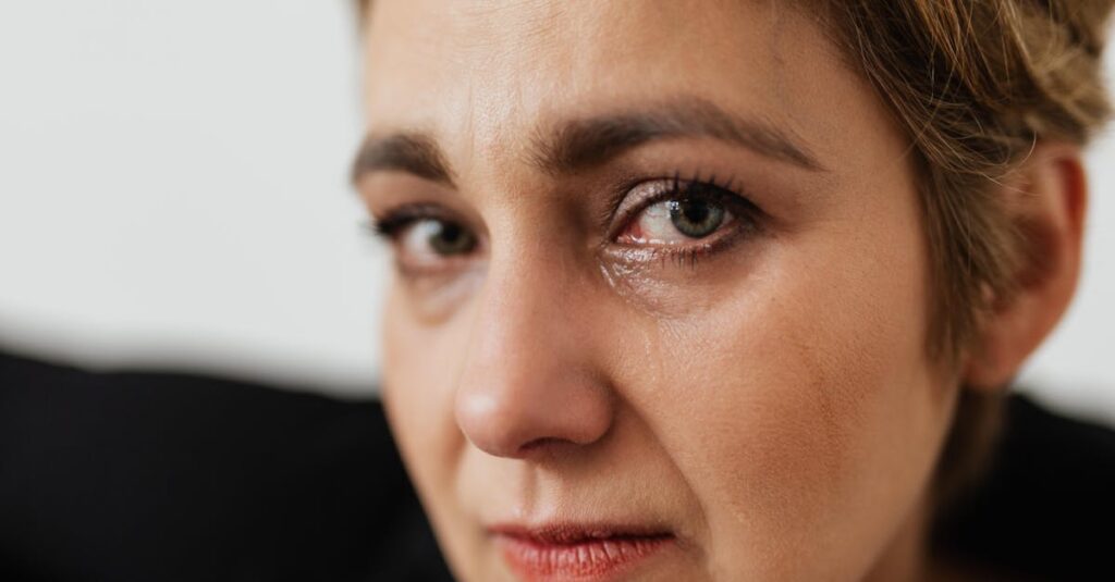 感情を抑えずに心のままの表情を見せるアニメ風シーン