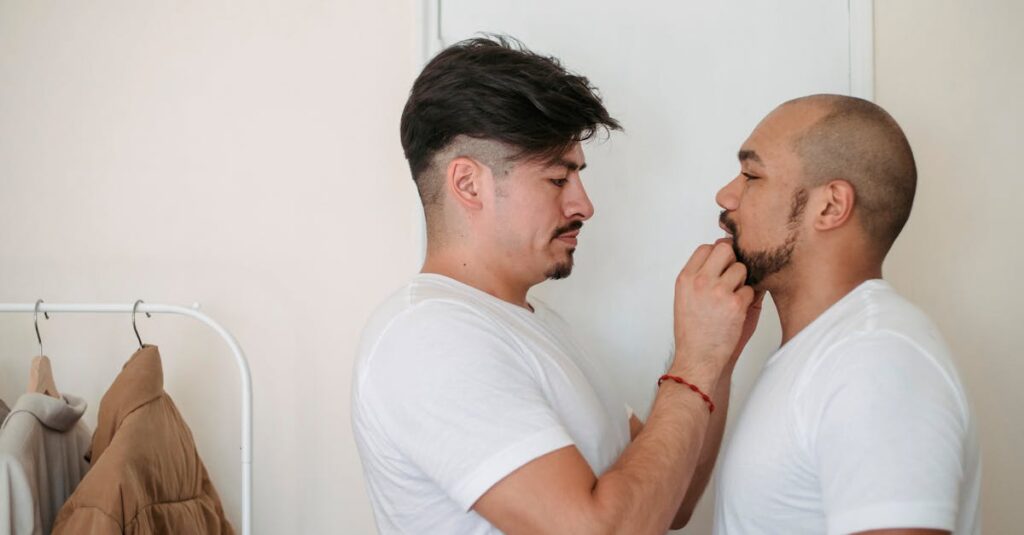 気持ちが伝わらなくてすれ違うアニメ風カップルのイメージ