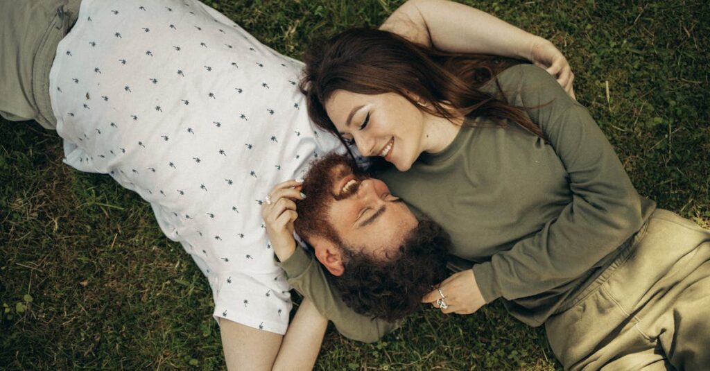 優しい気遣いが印象的な恋愛シーンのアニメ風イメージ