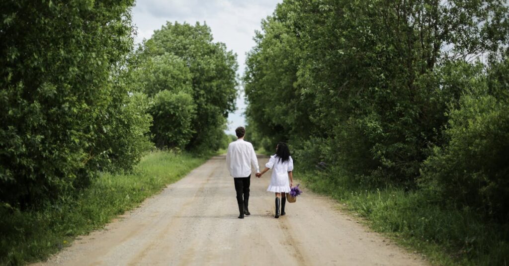 二人が寄り添いながら歩くアニメのイメージ