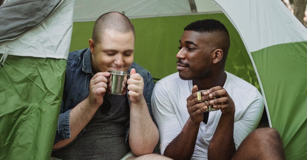 自由で心地よい距離感を保つアニメ風キャラクターたちのキャンプシーン