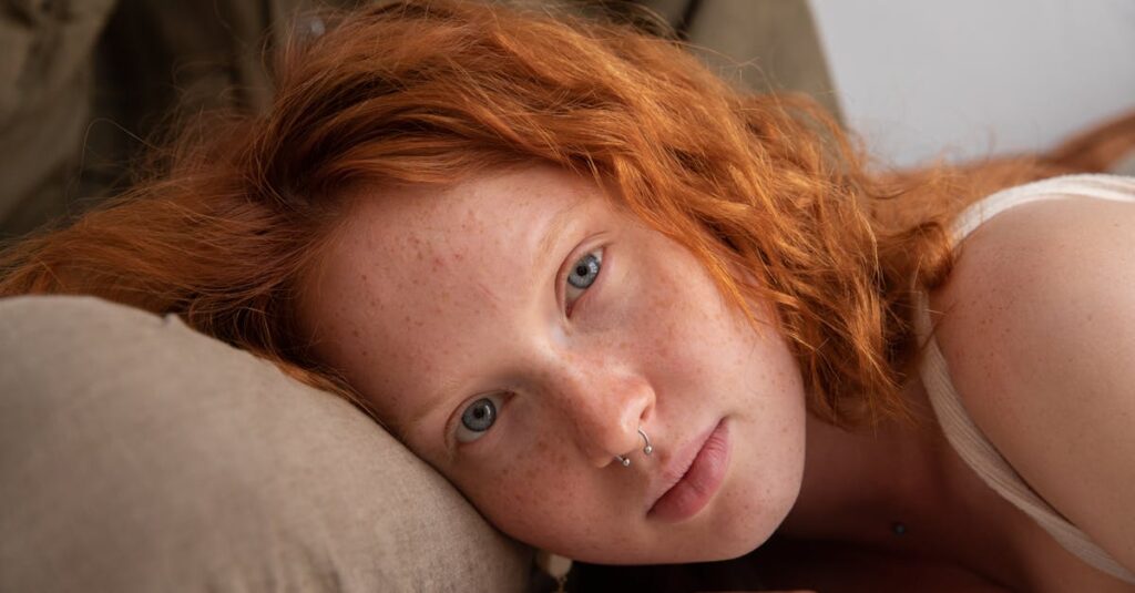 静かな光の中で佇むアニメキャラクター。月の色タイプは、内側の静けさの中に深い力を持っている。