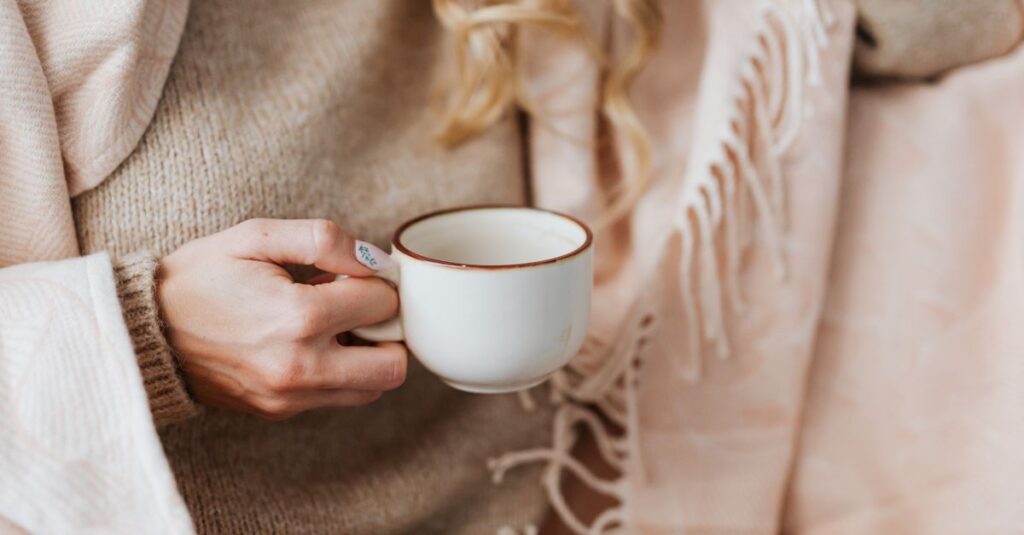 あたたかいお茶を両手で包む朝の時間。小さな自分へのいたわりが、一日の土台になる。