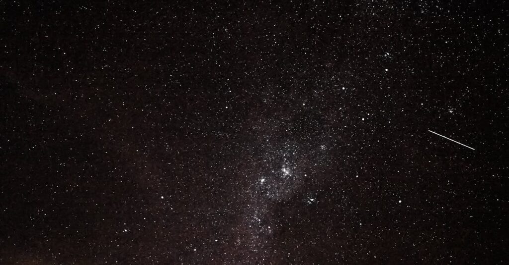 星空の下で深呼吸する人のシルエット、心が穏やかになる夜のイメージ