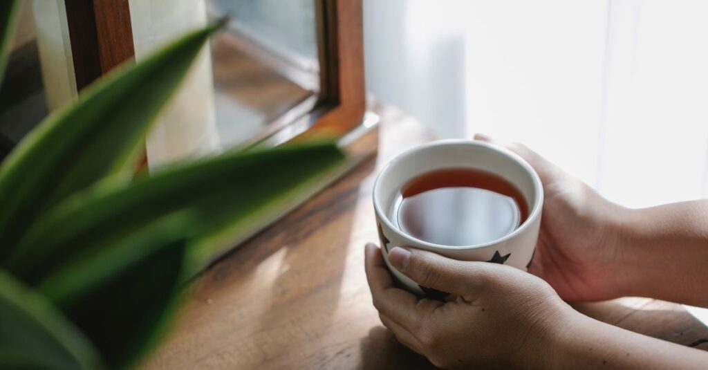 あたたかいお茶を両手で包む朝の時間。小さな自分へのいたわりが、一日の土台になる。