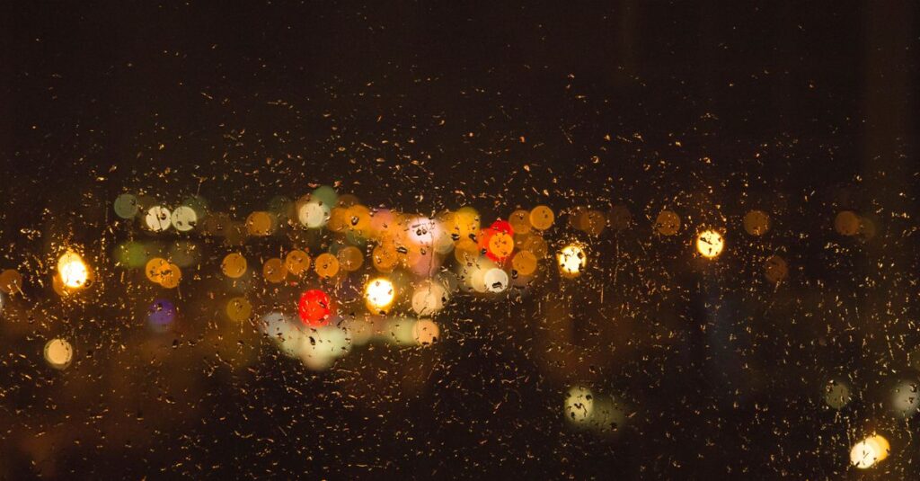 雨の夜に静かに感情と向き合う人。水の星座の月は、感情の深さに共鳴する物語に癒される。