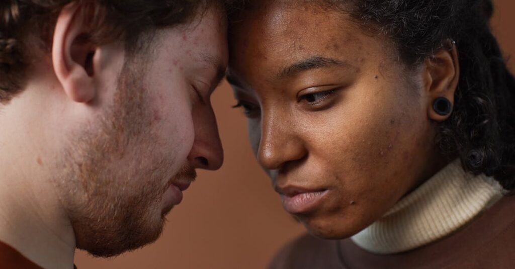 やわらかな表情で誰かに寄り添うアニメキャラクター。水の色タイプは、深く感じる力を持っている。