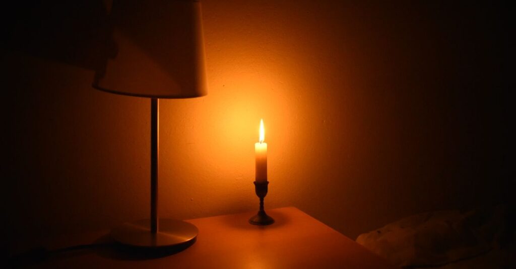 夜のやわらかな灯りの中で静かに休む空間。今夜は、ただ体を委ねていい。
