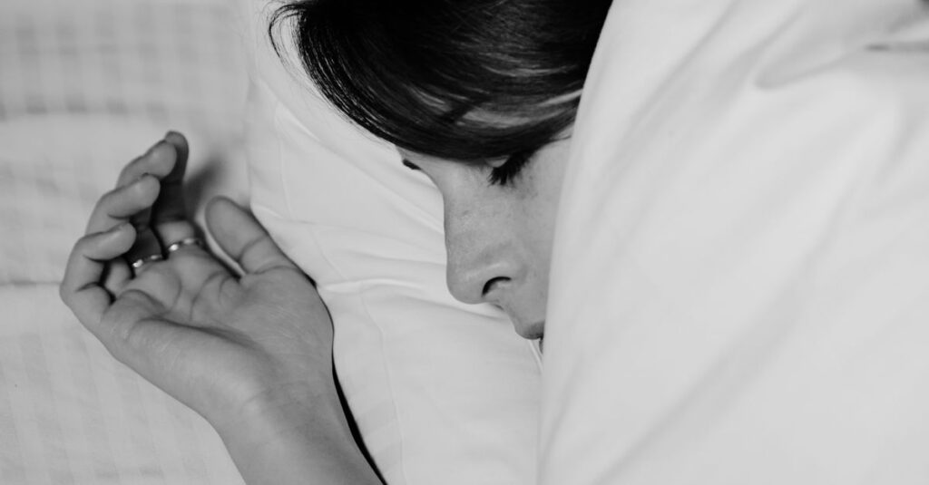 月明かりの中で静かに横たわる女性。眠れない夜も、安心して体を休めていい。