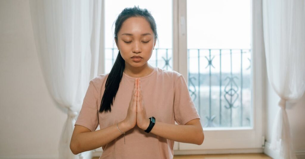 やわらかな光の中で深く呼吸する女性。触れなくても、身体はちゃんと感じ、整っていく。