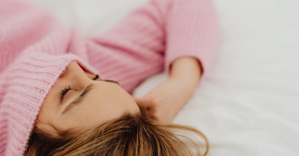 月明かりの中で静かに横たわる女性。眠れない夜も、安心して体を休めていい。