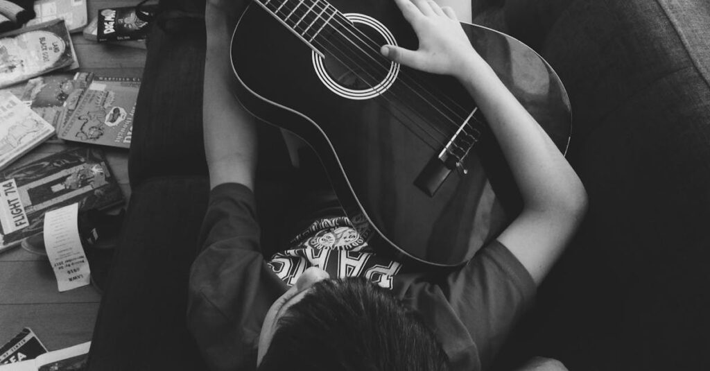 ひとり静かに座るアニメキャラ、孤独と温かさが漂うイメージ