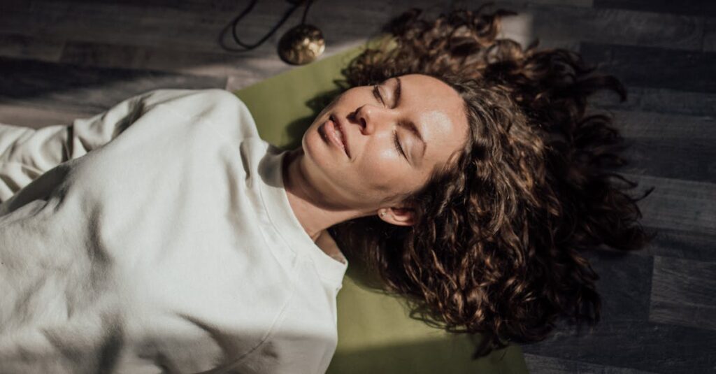 やわらかな光の中で目を閉じる女性。その内側に、すべての答えを知っている本当の自分がいる。