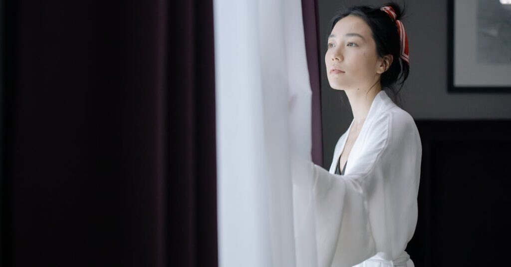 朝の柔らかな光の中で静かに深呼吸をする女性。新しい一日が始まる穏やかな瞬間。