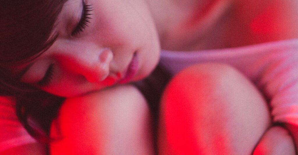 やわらかな光の中で目を閉じる女性。その内側に、すべての答えを知っている本当の自分がいる。