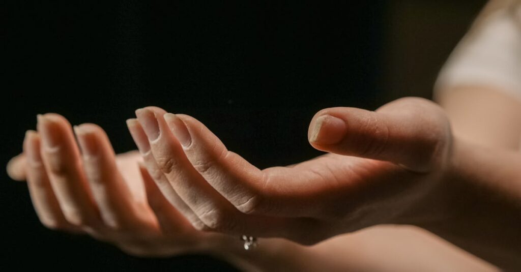 やわらかな光の中で自分の心をそっと抱きしめる女性。傷ついた自分を責めないとき、癒しが始まる。