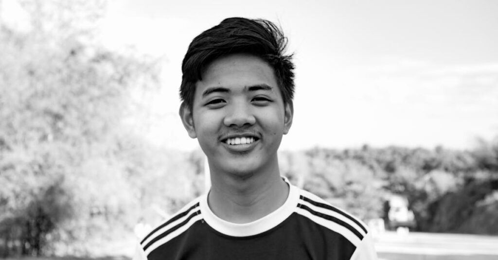 壬氏が柔らかく微笑むシーン、自己受容とあたたかな光を象徴する穏やかな表情