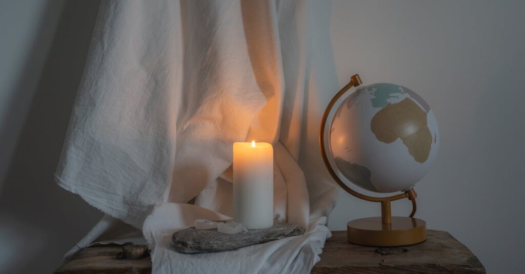 やわらかな光の中に浮かぶ太陽と月。近すぎても遠すぎても崩れる、心の距離のバランス。