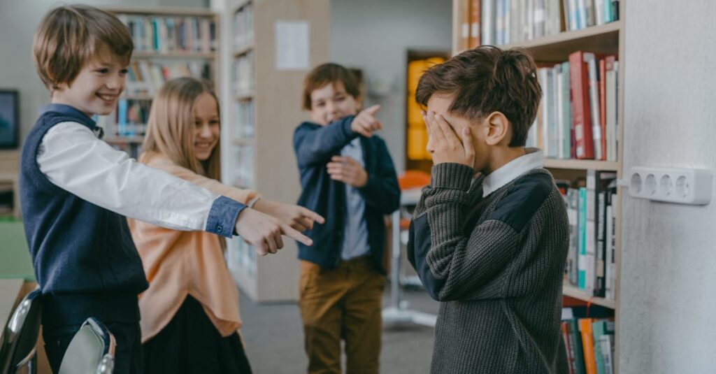 複雑な感情を抱きながら進むアニメ風キャラクターのイメージ