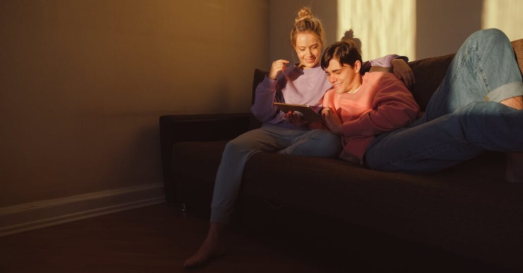 夕暮れのやわらかな光の中でくつろぐ女の子たち。ゆるやかな時間が流れている。