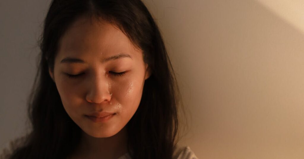 光と影が交差する静かな情景。完璧を演じ続ける心の奥に、本当の温かさが隠れている。