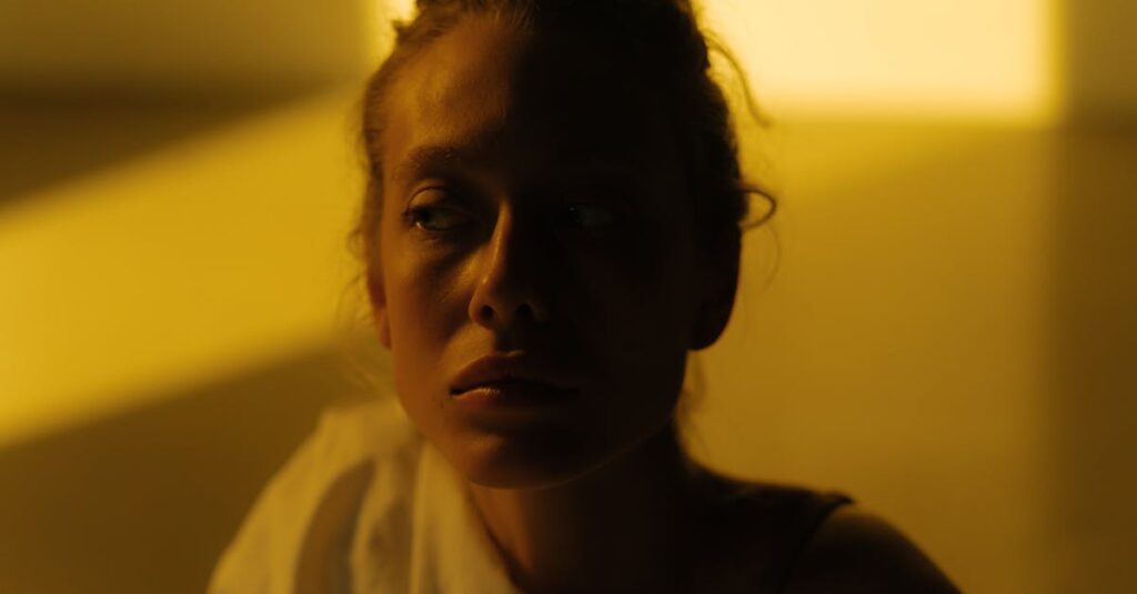 やさしい気持ちで人間関係に悩むアニメキャラクターのイメージ