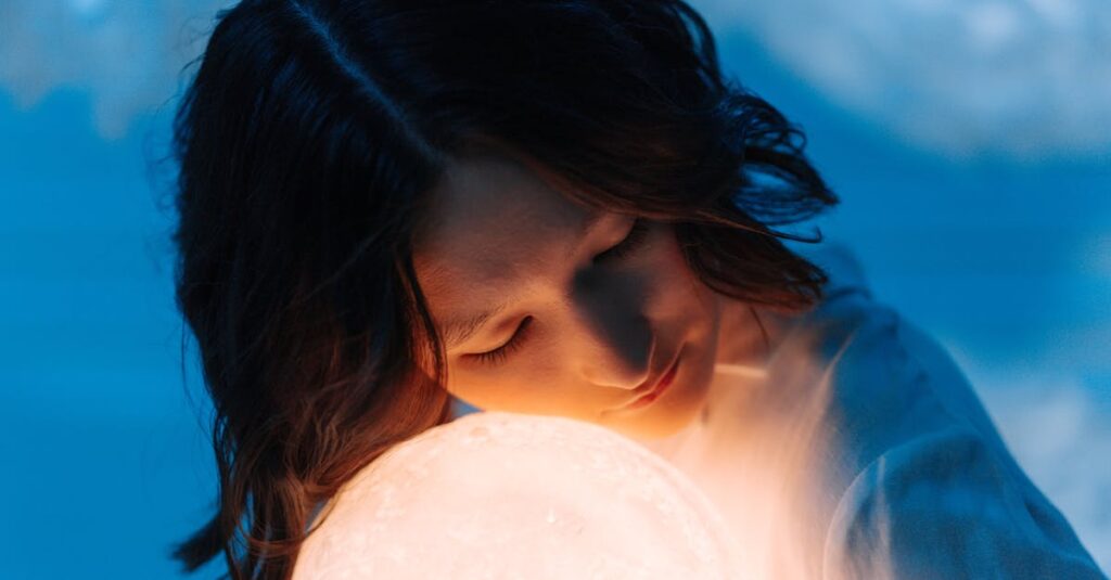 やわらかな光の中に共に輝く太陽と月。光と静けさが補い合うとき、世界は循環していく。